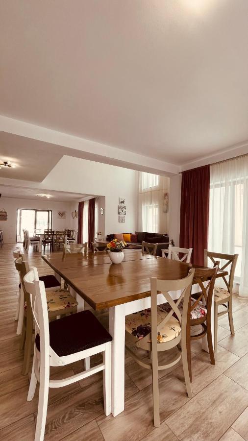Casa Raira Hotel Barcani Ngoại thất bức ảnh